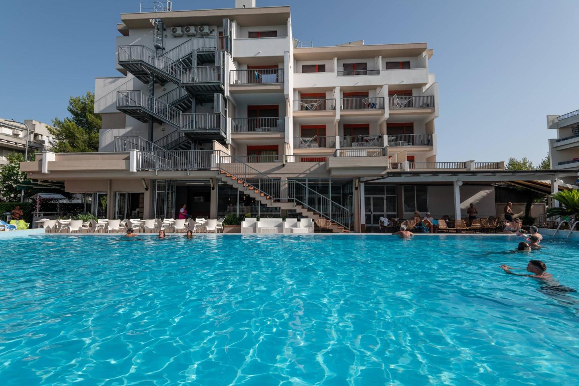 Hotel Club La Villa Martinsicuro Exterior photo
